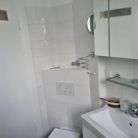 Eg-wohnung: Modern Und Gemuetlich Mit Wohnkueche, Und Wintergarten *